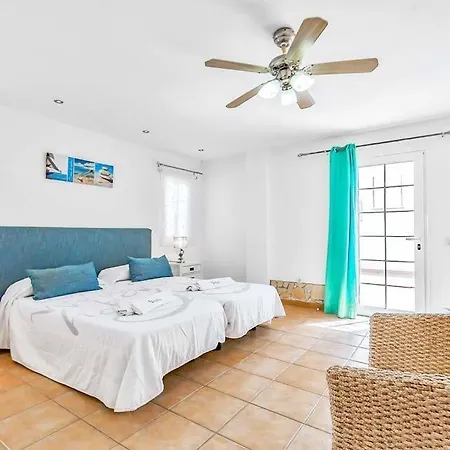 La Caleta Sleeps 6 With Pool And Wifi